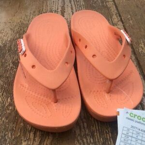 Crocs classic platform flip flop